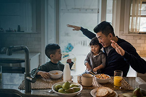 una familia desayunando