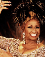 fotografía en color de Celia Cruz con un tocado