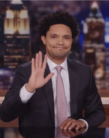 foto a color de Trevor Noah agitando la mano