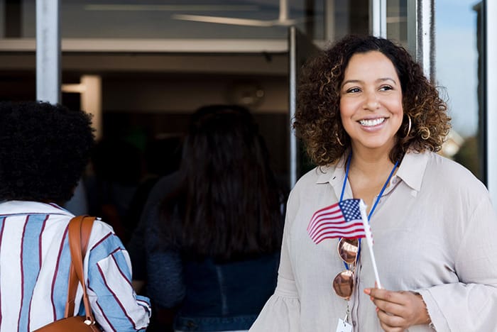 mujer que sostiene una bandera