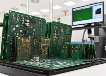 imagen de semiconductores y una pantalla de computadora en segundo plano