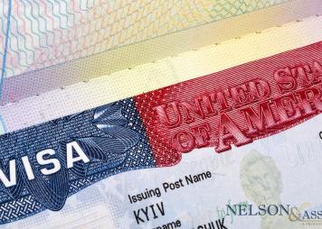 foto a color de un documento de visa