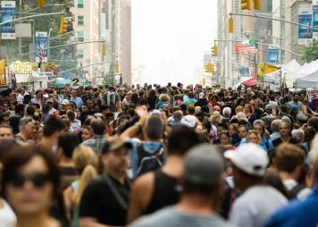 foto de una multitud en el exterior
