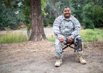 Un veterano del ejército de origen hispano, en silla de ruedas, con el uniforme puesto