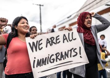 dos mujeres protestando en la calle a favor de la inmigración