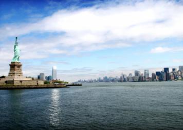 Horizonte de la ciudad de New York con la Estatua de la Libertad.