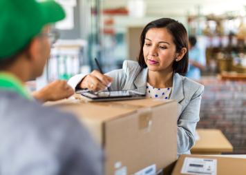 Servicio de mensajería recogiendo o entregando paquetes para pequeñas empresas