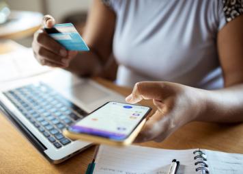 Primer plano de una mujer adulta de mediana edad usando una aplicación bancaria en su teléfono