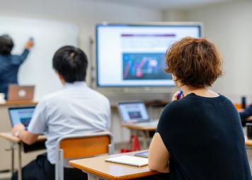 Mujer adulta de mediana edad en una clase de educación continua en una universidad o instituto terciario