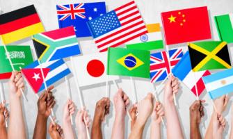 Manos levantadas que sostienen banderas de diferentes países