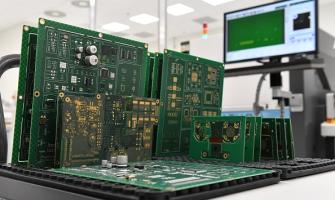 imagen de semiconductores y una pantalla de computadora en segundo plano