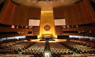 Foto del salón de la Asamblea General de las Naciones Unidas, una gran sala con colores dorados y verdes