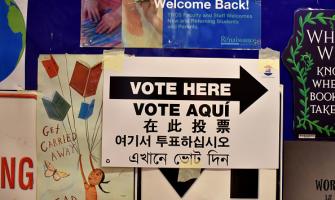 Un cartel que dice "vote aquí" en distintos idiomas