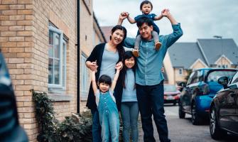 Familia asiática unida, mamá, papá y sus tres hijos