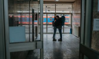 pareja que se abraza en una estación de tren