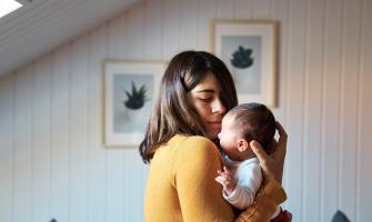 mujer joven sosteniendo un bebé