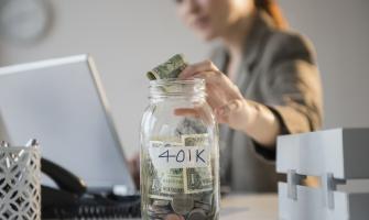 una mujer mete un dólar en un frasco de vidrio con una etiqueta que dice "401k"