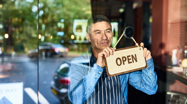 hombre abriendo una tienda