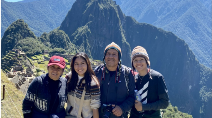 Becaria de verano de OPA y su familia en Perú