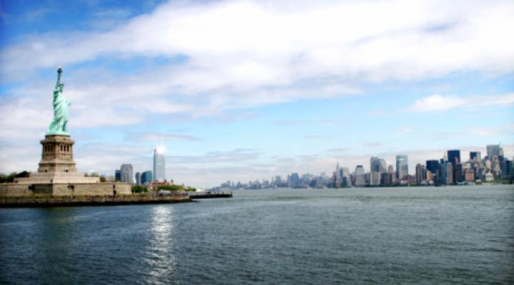 Horizonte de la ciudad de New York con la Estatua de la Libertad.