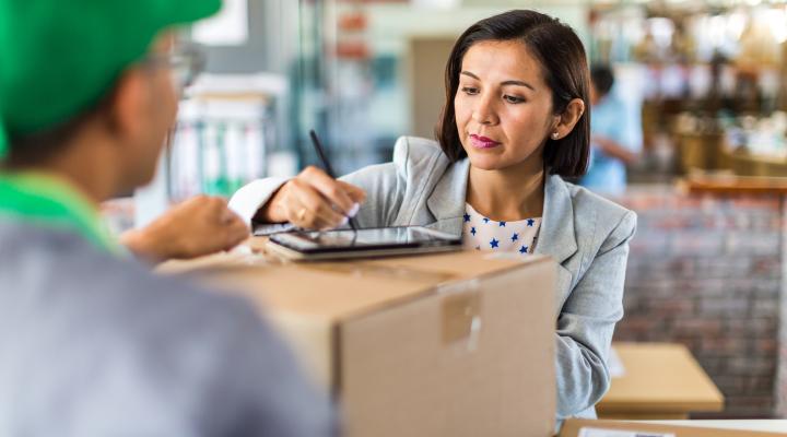 Servicio de mensajería recogiendo o entregando paquetes para pequeñas empresas