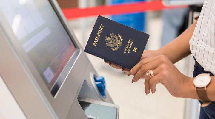 Una mujer utiliza un kiosco automatizado de control de pasaportes