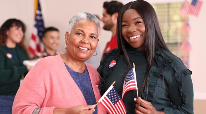 Amigas o madre e hija sonrientes mientras votan en las elecciones de EE. UU.