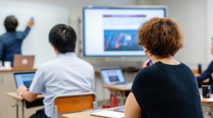 Mujer adulta de mediana edad en una clase de educación continua en una universidad o instituto terciario